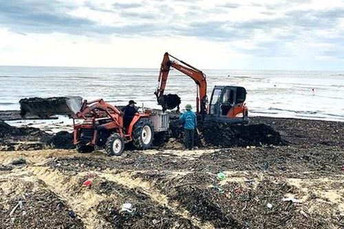 Bãi biển nổi tiếng ở Quảng Bình bị rác 'tấn công' sau mưa bão