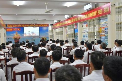 Vùng 4 Hải quân tổ chức tuyên truyền biển, đảo cho hơn 12.000 người