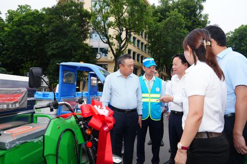 Hà Nội bắt đầu đưa xe ba bánh điện vào thu gom rác