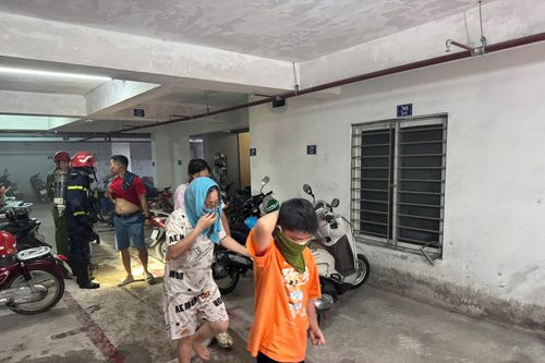 Hướng dẫn nhiều người thoát nạn trong vụ cháy chung cư mi ni