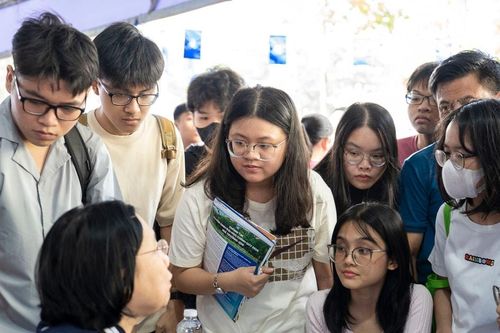 Tuyển sinh đại học 2025: Thu hút thí sinh bằng học bổng hấp dẫn