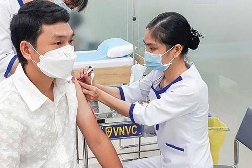 Nguy cơ mất thính lực vĩnh viễn vì thói quen tắm khuya