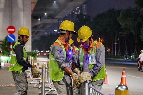 Lắp rào phân làn cứng trên nhiều tuyến đường của Hà Nội