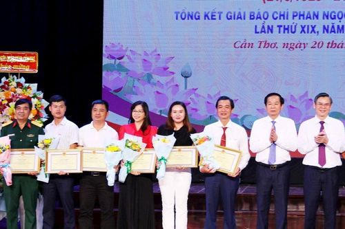 Văn phòng Báo Đại đoàn kết được Chủ tịch UBND thành phố tặng Bằng khen