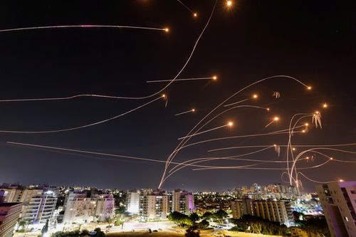 Iran sử dụng vũ khí gì để chọc thủng Vòm sắt trứ danh của Israel?