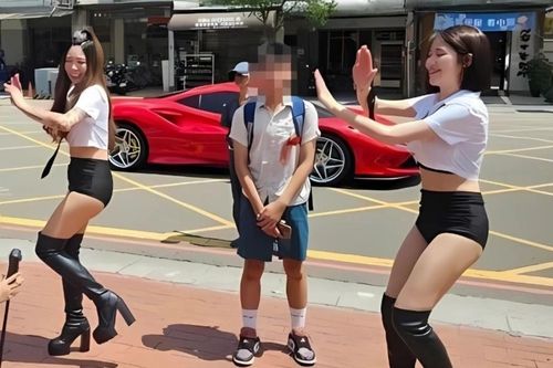 Mẹ thuê vũ công múa cột mừng con tốt nghiệp gây tranh cãi ở Trung Quốc