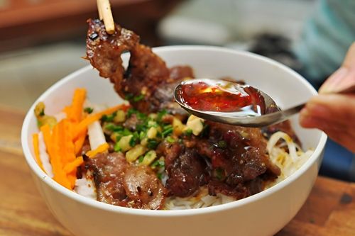 Tô bún thịt nướng ở TP.HCM tăng giá 4 lần trong một năm