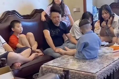 Ông cậu 'khổ nhất Trung Quốc' vì phải chăm 16 đứa cháu về nghỉ hè