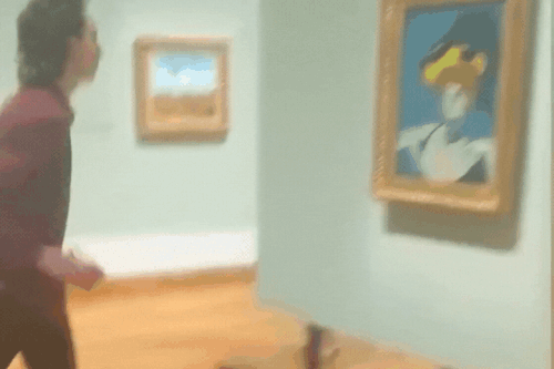 Tranh của Picasso bị tạt sơn hồng