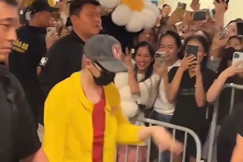 G-Dragon được fan vây kín ở sân bay Nội Bài