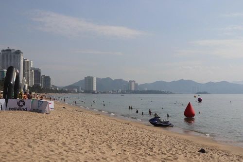 Gần 800 VĐV tham gia Giải bơi biển SeaStar Nha Trang Bay 2025