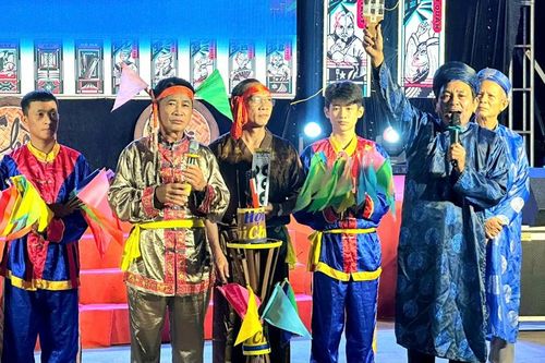 Người 'tiếp lửa' tình yêu bài chòi