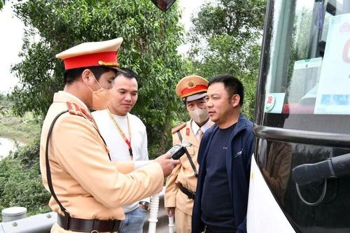 Tuyệt đối không sử dụng điện thoại khi lái xe trên cao tốc