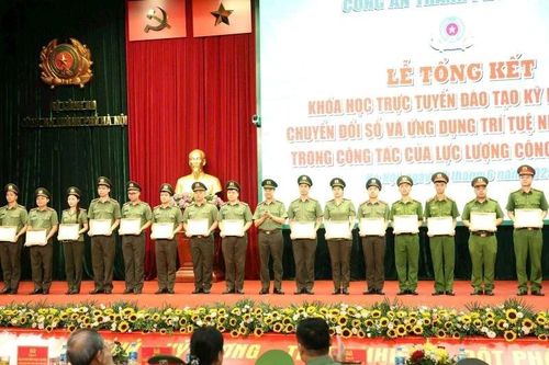Gần 7,6 nghìn cán bộ, chiến sĩ Công an Hà Nội hoàn thành khóa học ứng dụng AI