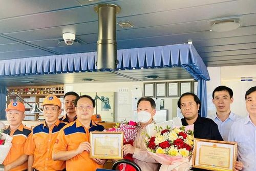 Trao giấy khen cho tập thể tàu cứu 11 ngư dân bị trôi dạt trên biển