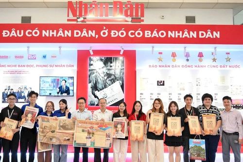 Nhiều hoạt động hấp dẫn tại gian trưng bày Báo Nhân Dân ở Hội Báo toàn quốc