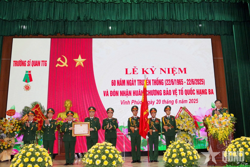 Trường Sĩ quan Tăng thiết giáp kỷ niệm 60 năm Ngày truyền thống và đón nhận Huân chương Bảo vệ Tổ quốc hạng Ba