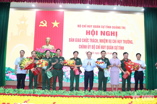 Bàn giao chức trách, nhiệm vụ Chỉ huy trưởng, Chính ủy Bộ CHQS tỉnh Quảng Trị (mới)