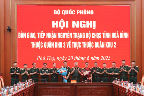 Bàn giao Bộ CHQS tỉnh Hòa Bình về trực thuộc Quân khu 2