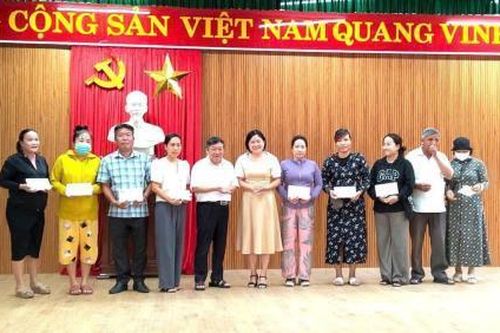 Trao 76 triệu đồng hỗ trợ phụ nữ và trẻ em mắc bệnh hiểm nghèo, hoàn cảnh khó khăn
