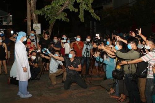 Người đóng 'ba vai', một tâm thế giữa tâm dịch