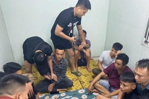 Bắt quả tang tụ điểm đánh bạc trong container ở Quảng Ninh