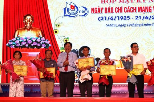 Cà Mau vinh danh 100 nhà báo tiêu biểu