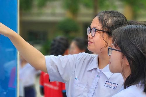 Phẫu thuật mắt học đường: Hy vọng mới hay lựa chọn mạo hiểm?
