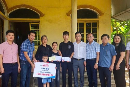 Trao hơn 170 triệu đồng đến 3 cháu mồ côi cả cha lẫn mẹ