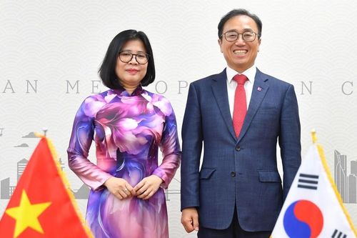 Tổng lãnh sự Đoàn Phương Lan chào Phó Thị trưởng thành phố Busan Kim Gwang Hoe