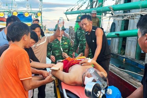 Quảng Bình: Xuyên đêm cấp cứu 1 thuyền viên bị tai nạn trên biển