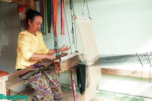 Sắc màu biên cương trên khung dệt Pa Xa Lào