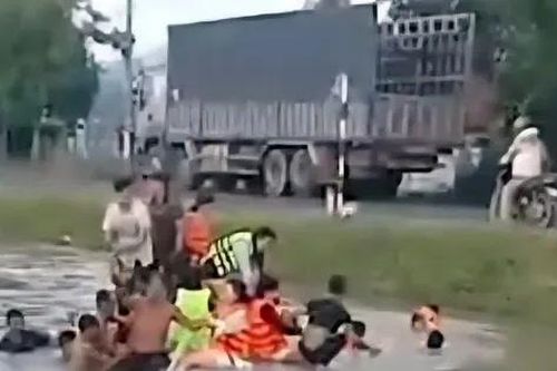 Phú Yên: 13 người trong ô tô thoát chết khi xe lao xuống mương nước sâu