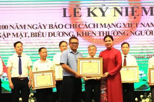 Báo Tiền Phong nhận bằng khen của tỉnh Tuyên Quang, Lào Cai