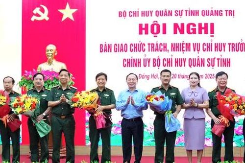 Bàn giao chức trách, nhiệm vụ Chỉ huy trưởng và Chính ủy Bộ Chỉ huy quân sự tỉnh Quảng Trị