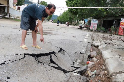 Cận cảnh con đường giữa TP Hòa Bình nứt gãy, biến dạng sau 1 trận mưa