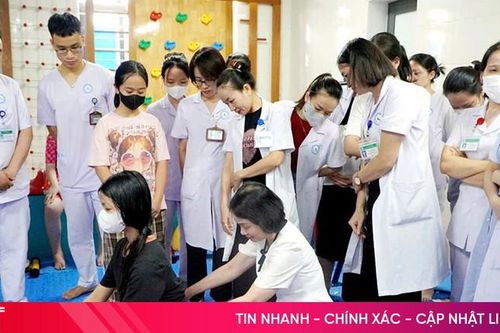 Chuyên gia Bệnh viện Nhi Trung ương chuyển giao kỹ thuật phục hồi chức năng
