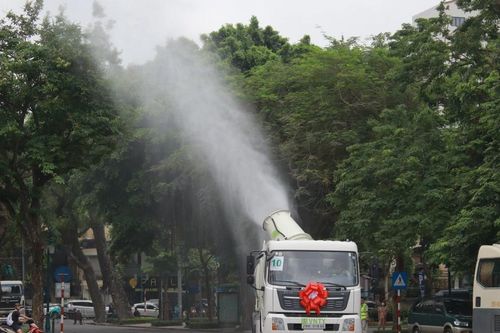 Hà Nội: Vận hành 100 thiết bị, xe vệ sinh môi trường hiện đại ở 4 quận nội đô