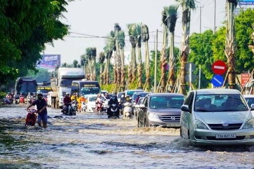 Bà Rịa-Vũng Tàu: Mưa lớn ngập sâu kẹt xe nhiều giờ tại cầu Cỏ May