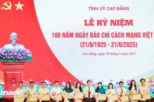 Phóng viên VietnamPlus được nhận bằng khen của Chủ tịch UBND tỉnh Cao Bằng
