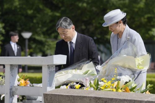 Nhà vua và Hoàng hậu Nhật Bản tưởng nhớ các nạn nhân trong vụ ném bom nguyên tử xuống Hiroshima