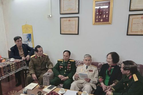 Những người chép sử trong khói lửa chiến tranh