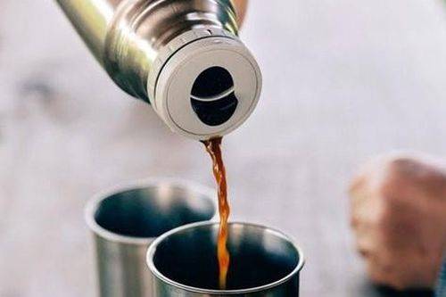 Người đàn ông tử vong sau 10 năm dùng một chiếc bình giữ nhiệt