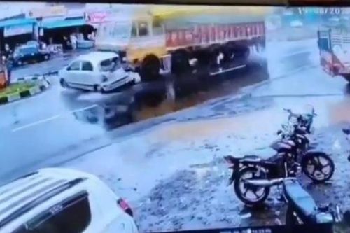 Xe tải kéo lê ô tô 100 mét trên đường, 2 người sống sót khó tin