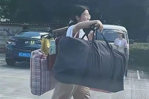 Xúc động nữ sinh gánh hành lý trở về nhà sau kỳ thi bằng chiếc sào tre