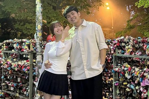 Nam ca sĩ Việt cầu hôn thành công bạn gái bằng nhẫn kim cương