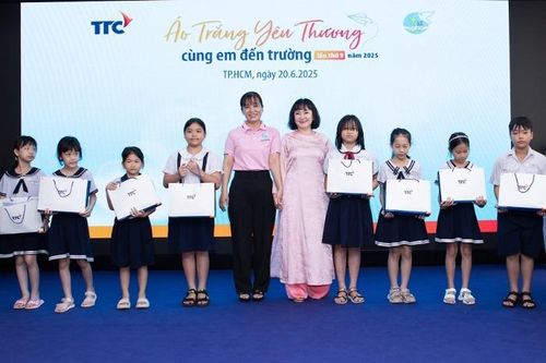 Hơn 330 học sinh nhận học bổng 'Áo trắng yêu thương cùng em đến trường' năm 2025