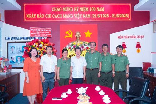 Phòng An ninh chính trị nội bộ thăm, chúc mừng Ngày Báo chí cách mạng Việt Nam (21/6/1925 - 21/6/2025)