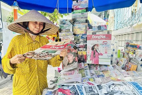 Những cụ bà 'mong khỏe để bán báo suốt đời'