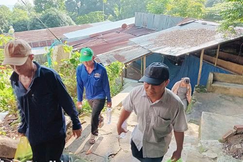 Hết cảnh chèo kéo trên đường lên núi Chứa Chan